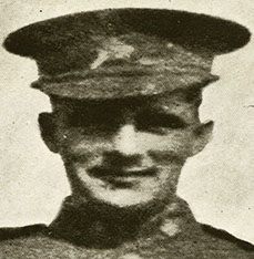 Portrait d’un soldat portant une casquette.