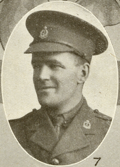 Portrait d’un soldat portant une casquette.