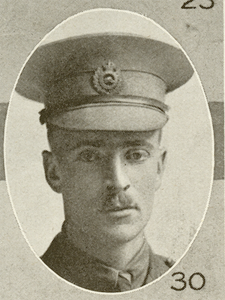 Portrait d’un soldat portant une casquette. Il a une moustache.