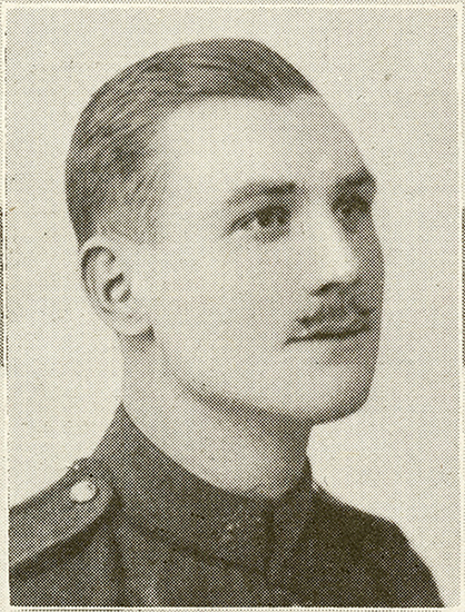 Portrait d'un soldat qui a une moustache.