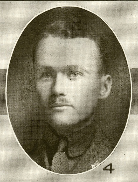 Portrait d’un soldat portant une casquette. Il a une moustache.