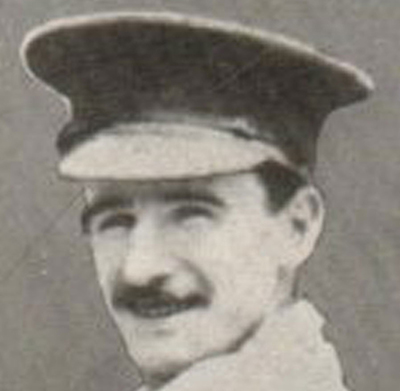 Portrait d’un soldat portant une casquette. Il a une moustache.