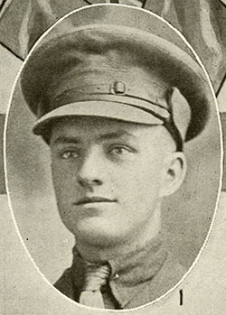 Portrait d’un soldat portant une casquette.