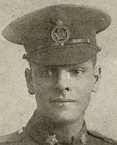 Portrait d’un soldat portant une casquette.