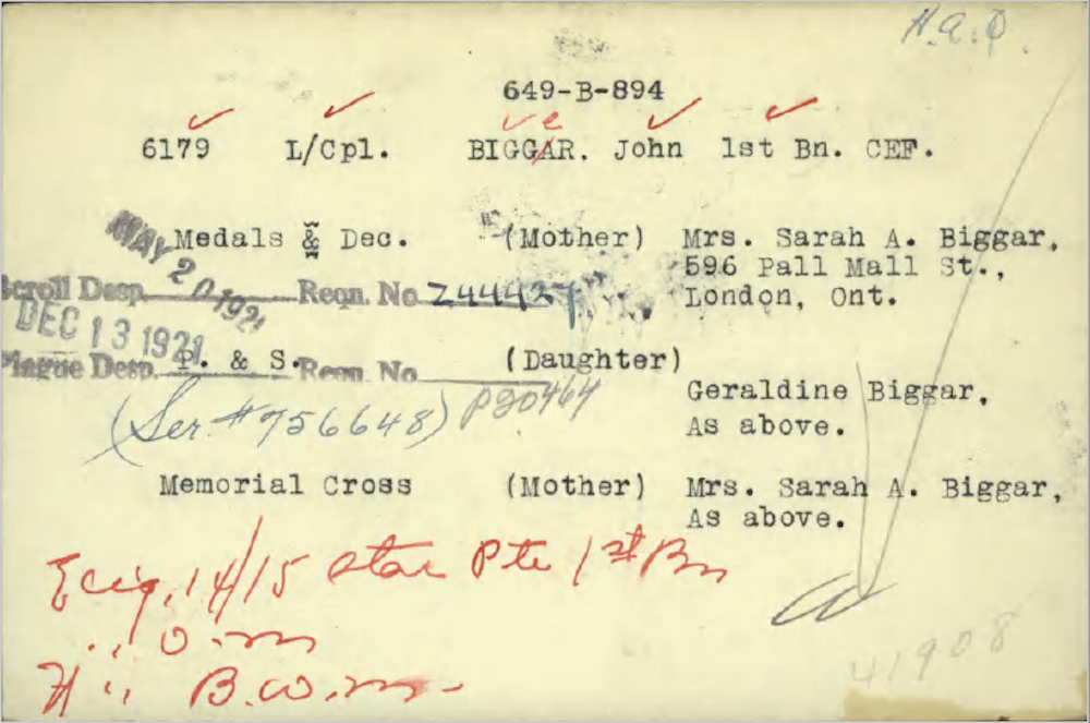 Une carte dactylographiée contenant les coordonnées du parent proche du caporal suppléant John Bigger. On peut remarquer des timbres pourvus de date et une phrase écrite à la main à l’encre rouge.
