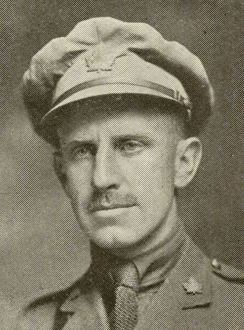 Portrait d’un soldat portant une casquette. Il a une moustache.