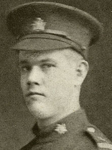 Portrait d’un soldat portant une casquette.