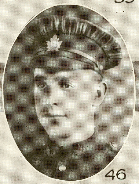 Portrait d’un soldat portant une casquette.