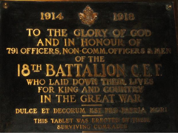 Détail d’une plaque aux lettres dorées montrant les insignes du 18ème Bataillon du CEC.