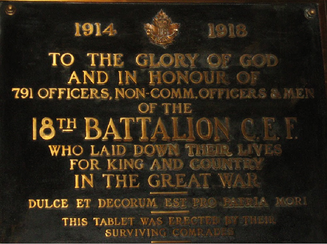 Détail d’une plaque aux lettres dorées montrant les insignes du 18ème Bataillon du CEC.