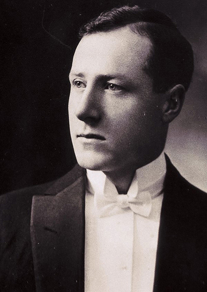 Portrait d'un homme en tenue de soirée, papillon blanc.