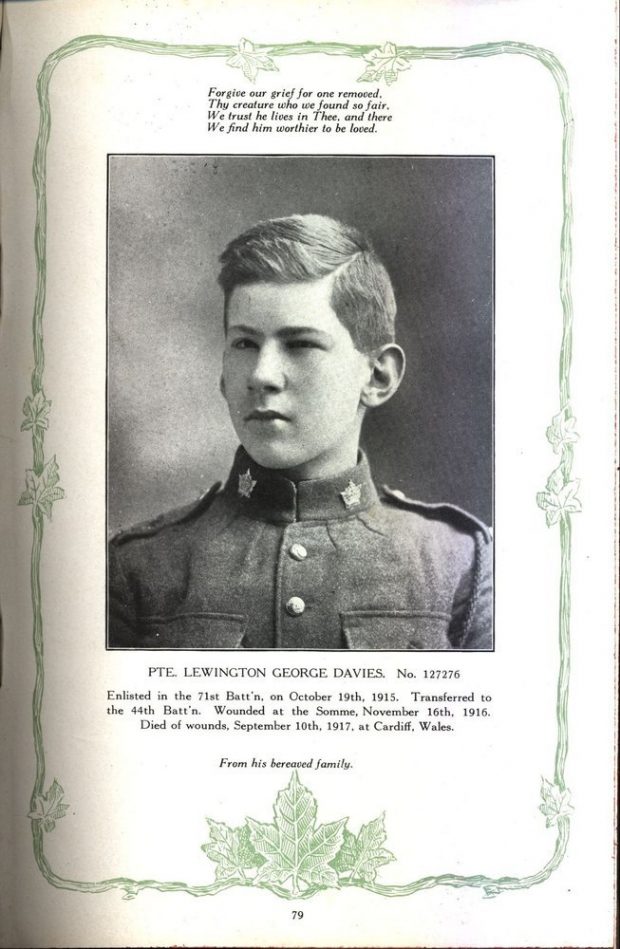 Photo d’une page d’un livre montrant le portrait d’un soldat. Il y a du texte en haut et en bas de page; les marges sont ornées de feuilles de vigne et d’érable.