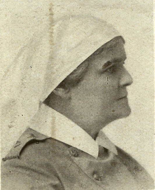 Portrait d’une femme portant une cape d’infirmière.
