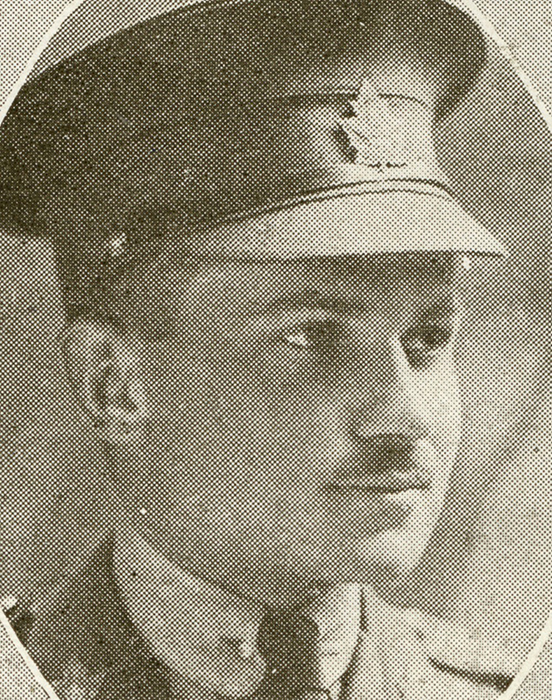 Portrait d’un soldat portant une casquette. Il a une moustache.