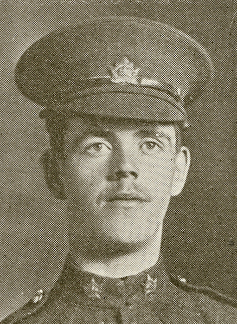 Portrait d’un soldat portant une casquette. Il a une moustache.