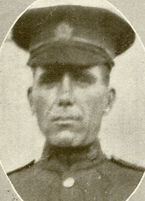 Portrait d’un soldat portant une casquette.