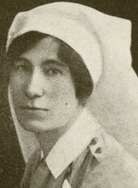 Portrait d’une femme portant une cape d’infirmière.