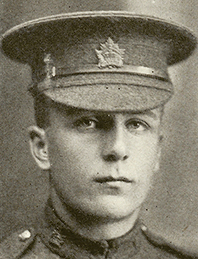 Portrait d’un soldat portant une casquette.