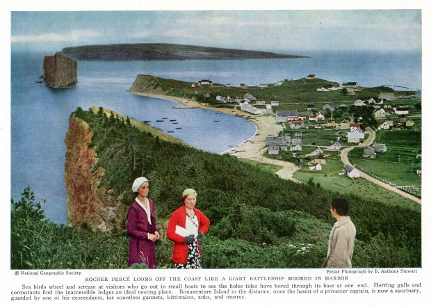 La photographie a été prise à partir d’un point de vue qui nous permet de voir le village de Percé des années 1930 traversé par sa route en terre. On aperçoit quelques embarcations près des berges et au loin le Rocher Percé et l’île Bonaventure. Au premier plan, deux femmes regardent en notre direction et un troisième personnage admire le paysage.