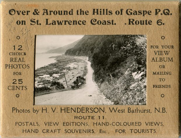 Ensemble de 12 photographies souvenir du photographe H. V. Henderson sur lequel il est inscrit : Sur et autour de la colline de Gaspé P.Q. sur la côte du Saint-Laurent. Route six. Choix de douze vraies photographies. Photos pour 25 cents – Pour votre album souvenir ou un pour envoyer à un ami