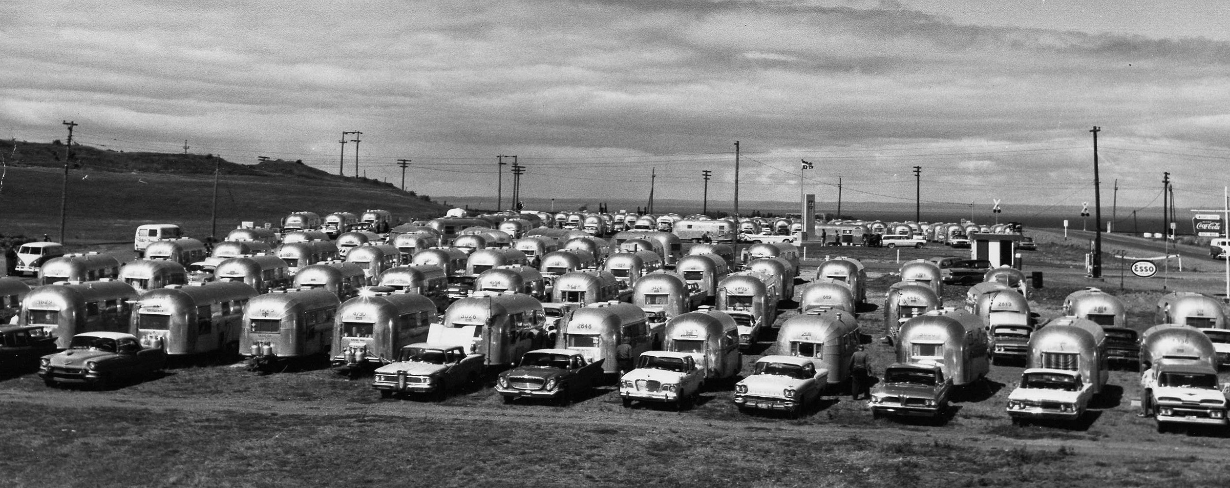 Sous un ciel nuageux, plus d’une cinquantaine de roulottes en aluminium, toutes du même modèle le Airstream Clipper sont alignées sur plusieurs rangées dans un champ de la ville de Mont-Joli. 