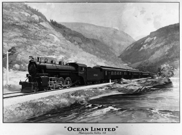 Photographie noir et blanc d’une peinture du train Ocean Limited tirant une série de wagons passagers. Le chemin de fer longe la rive de la rivière Matapédia. L’arrière-plan est composé d’une série de montagnes se superposant de chaque côté de la rivière, le paysage typique de la Vallée de la Matapédia.