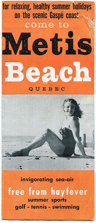 Page couverture du pamphlet touristique de Métis-sur-Mer. Sur un fond un orange il est écrit, dans une alternance de noir et blanc for relaxing, healthy summer holidays on the scenic Gaspé coast come to Metis Beach Quebec invigorating sea-air free from hayfever summer sports golf – tennis – swimming. Une photographie noir et blanc d’une jeune femme en maillot de bain assise du la plage divise le texte en deux sections. 