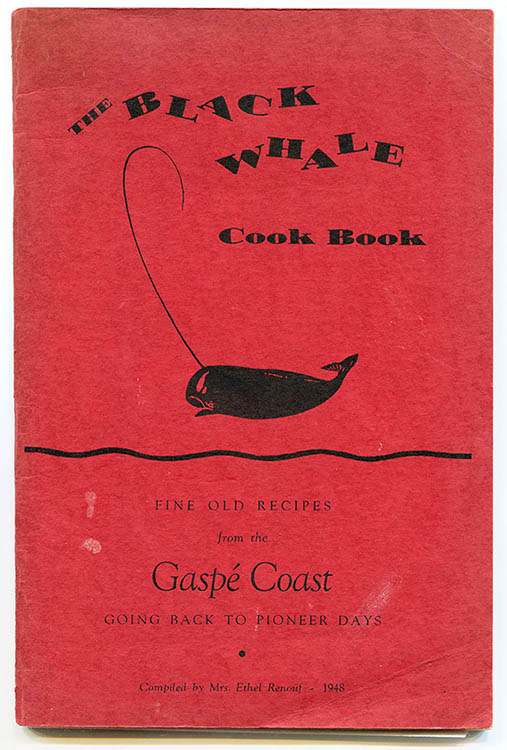 Page couverture du livre de recette The Black Whale. La couverture est imprimée sur un carton rouge vif et présente le dessin d’une baleine noire. Une fine bande noire qui suggère des vagues divise la page en deux. On peut y lire, The Black Whale Cook Book Fine Old Recipes from the Gaspé Coast Going Back to Pioneer Days. Compiled by Mrs. Ethel Renouf – 1948