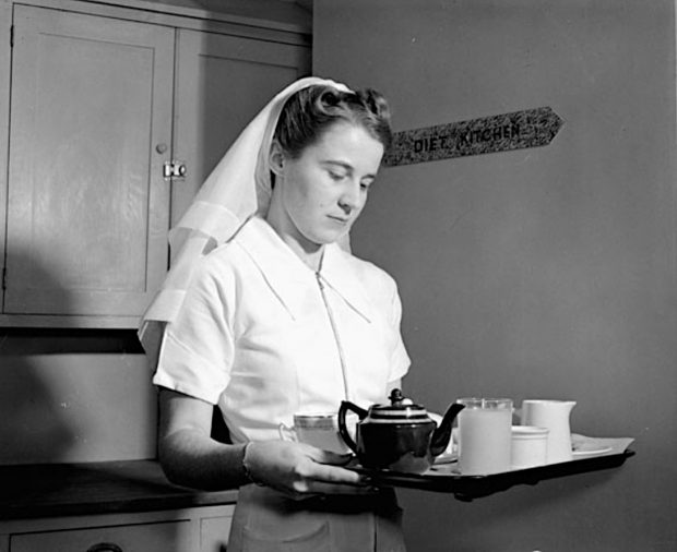 Infirmière militaire transportant un plateau de service à thé