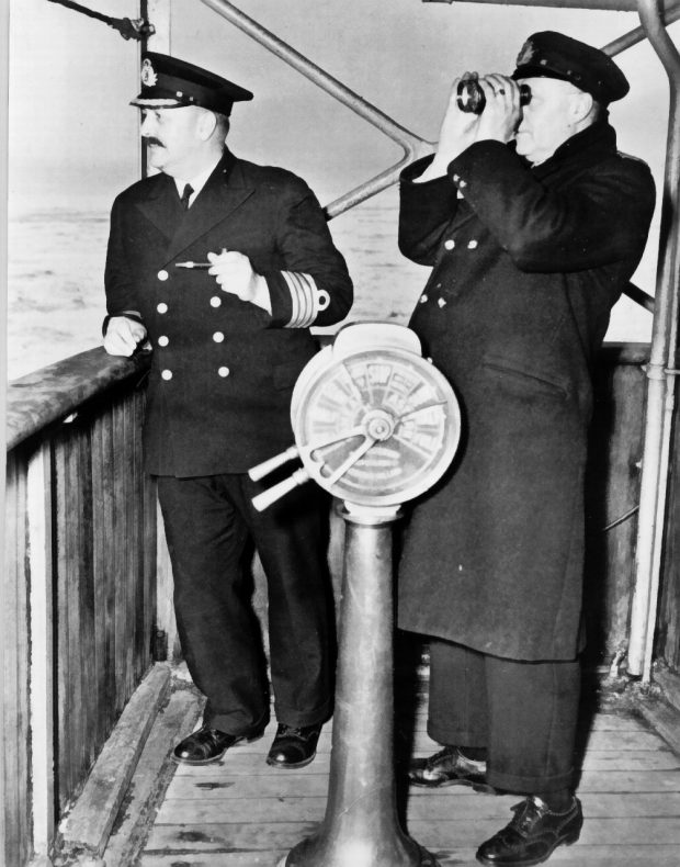 Le capitaine et un membre d’équipage sur le pont du navire