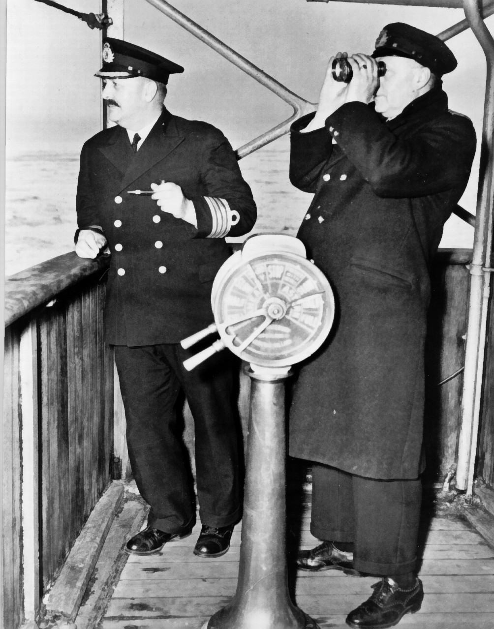 Le capitaine et un membre d’équipage sur le pont du navire