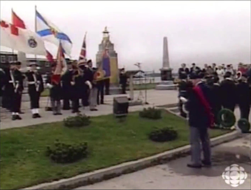 Défilé militaire devant le monument commémoratif