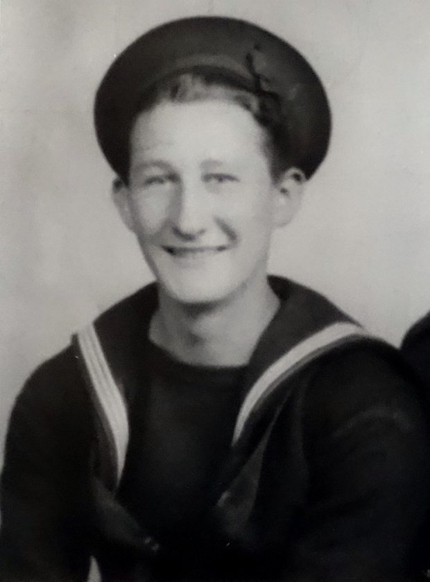 Une vieille photo d’un marin en uniforme