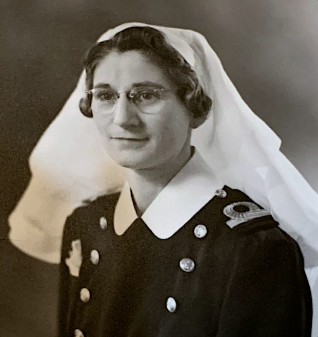 Une jeune femme portant des lunettes et un uniforme d’officier de la marine