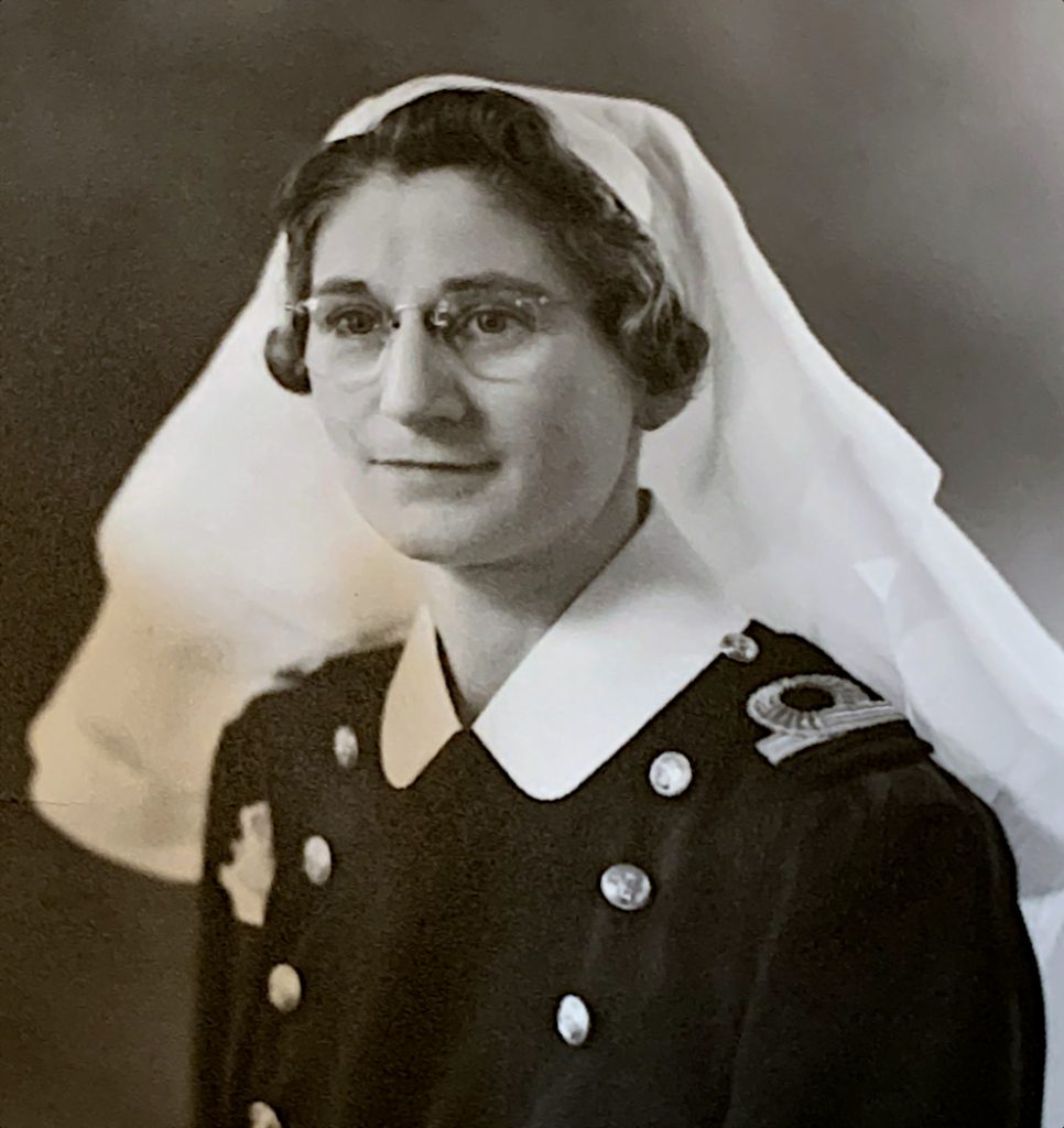 Une jeune femme portant des lunettes et un uniforme d’officier de la marine