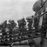 Des soldats canadiens embarquant sur un navire