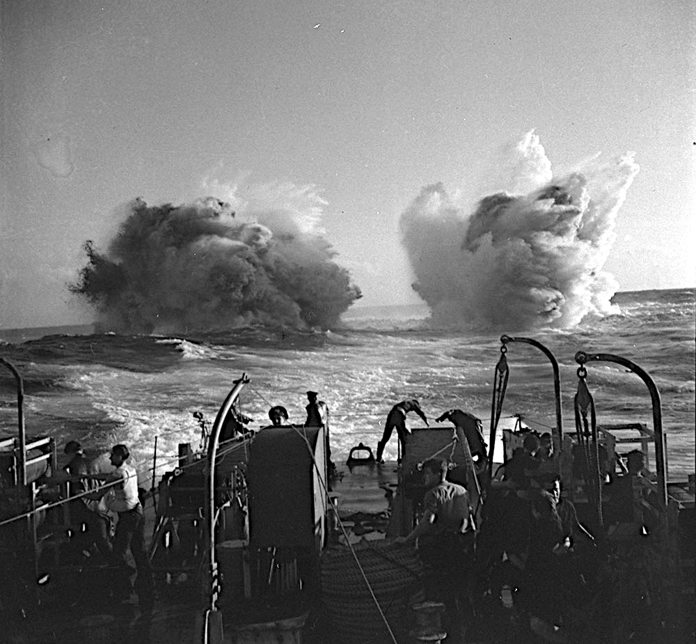 Deux explosions de grenades sous-marines derrière un navire de guerre 