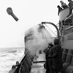 Tir d’une grenade sous-marine à partir d’un navire de guerre canadien