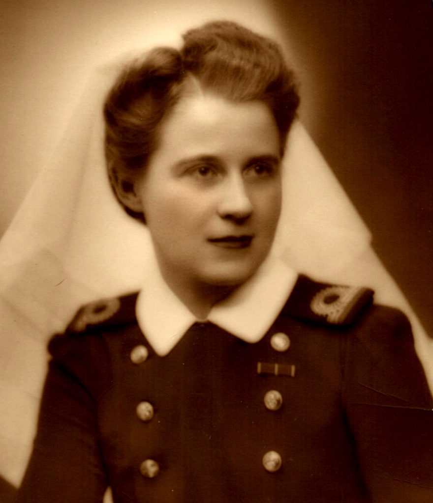 Une jeune femme portant un uniforme d’officier de la marine