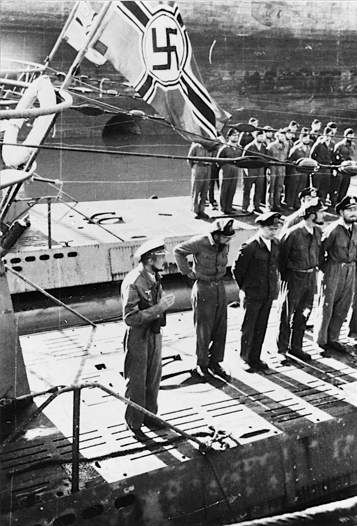 Deux sous-marins avec des membres d’équipage sur les ponts.