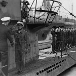Inspection du U-69 et de son équipage