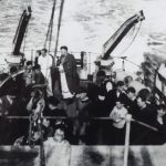 Des survivants du naufrage du S.S. « Caribou » à bord du N.C.S.M. « Grandmère »