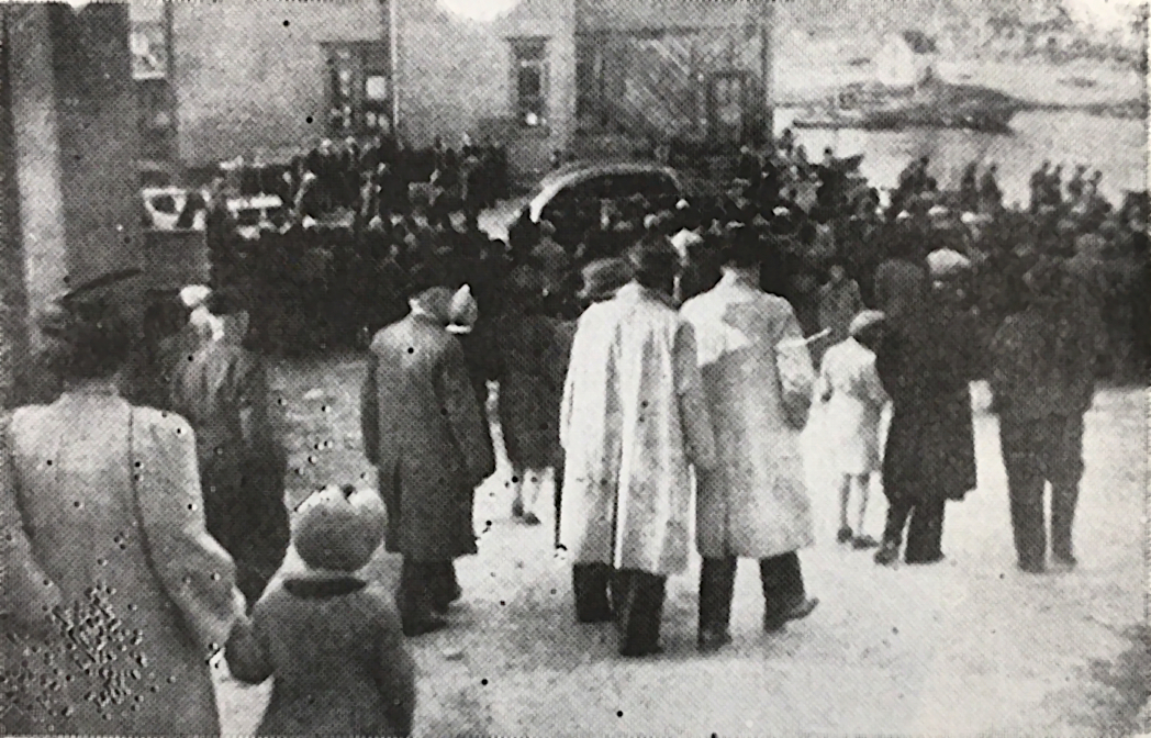 Cortège funèbre formé d’hommes, de femmes et d’enfants