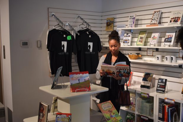 Gabriela en train de lire un livre pour enfants lors de la visite du musée.