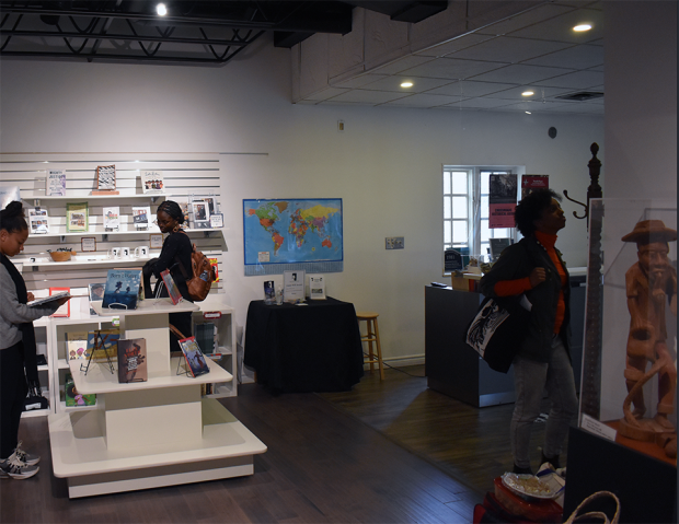 Intérieur de l’Amherstburg Freedom Museum, montrant des chercheurs parcourant des vitrines de littérature, de matériel pédagogique et d’œuvres d’art locales.