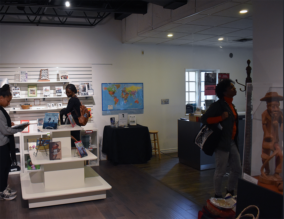 Intérieur de l’Amherstburg Freedom Museum, montrant des chercheurs parcourant des vitrines de littérature, de matériel pédagogique et d’œuvres d’art locales.