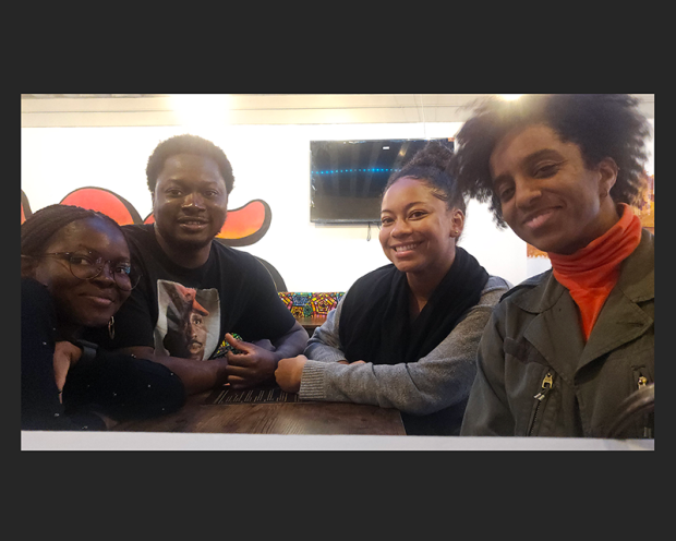 Entracte de recherche sur le terrain : l’équipe fait une pause déjeuner entre les visites de sites.