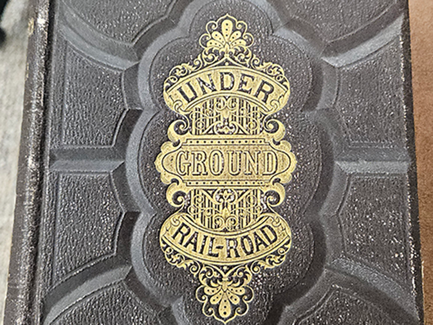 Exemplaire de la première édition du livre The Underground Railroad (1872) de William Still, conservé aux archives et collections spéciales de l'Université Brock.