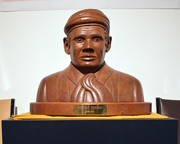 Buste en bois d'Harriet Tubman, sculpté à la main par Grant Bone, exposé au Amherstburg Freedom Museum.