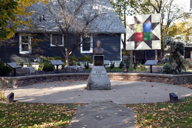 Un buste en bronze de Mary Ann Shadd Cary est installé sur un socle en pierre portant l’inscription « B.M.E. Freedom Park 2009 ». Une plaque à l’avant rend hommage à son héritage en tant qu’éducatrice, éditrice et militante des droits civils.